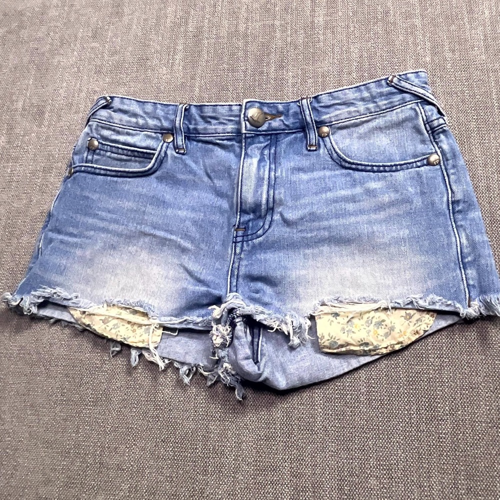 Free People Cut Off Shorts Womens 26 Blue Denim Frayed Hem Light Wash Floral